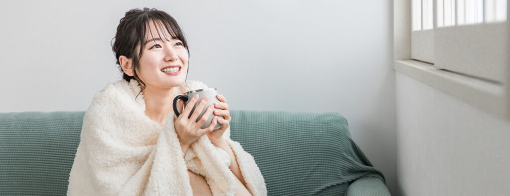 温かい飲み物を飲む女性