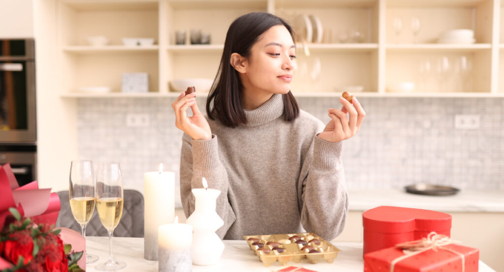 チョコレートを食べる女性