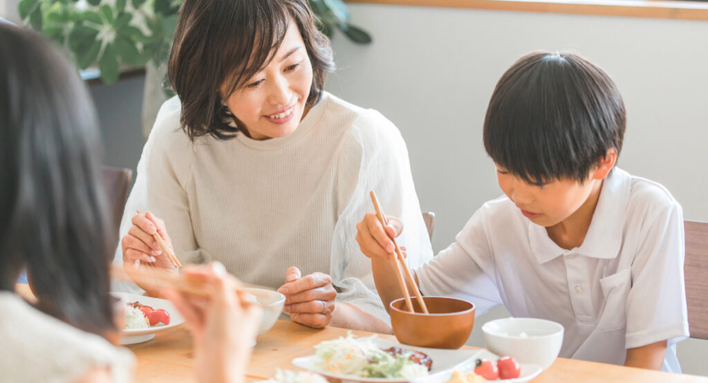 食事をする親子